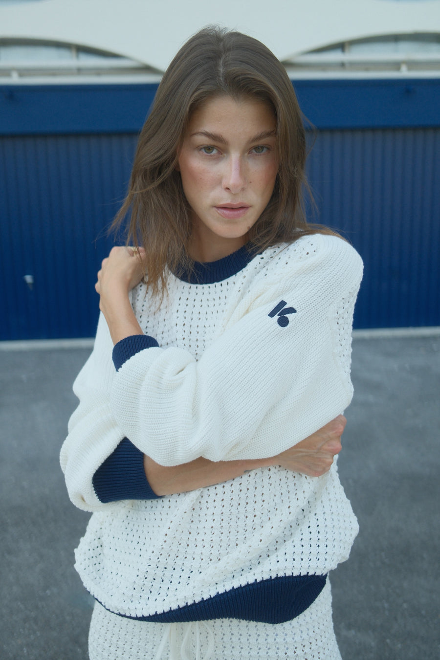 Sweat femme en maille de coton ajourée écru et bleu marine – Kelly Kilby