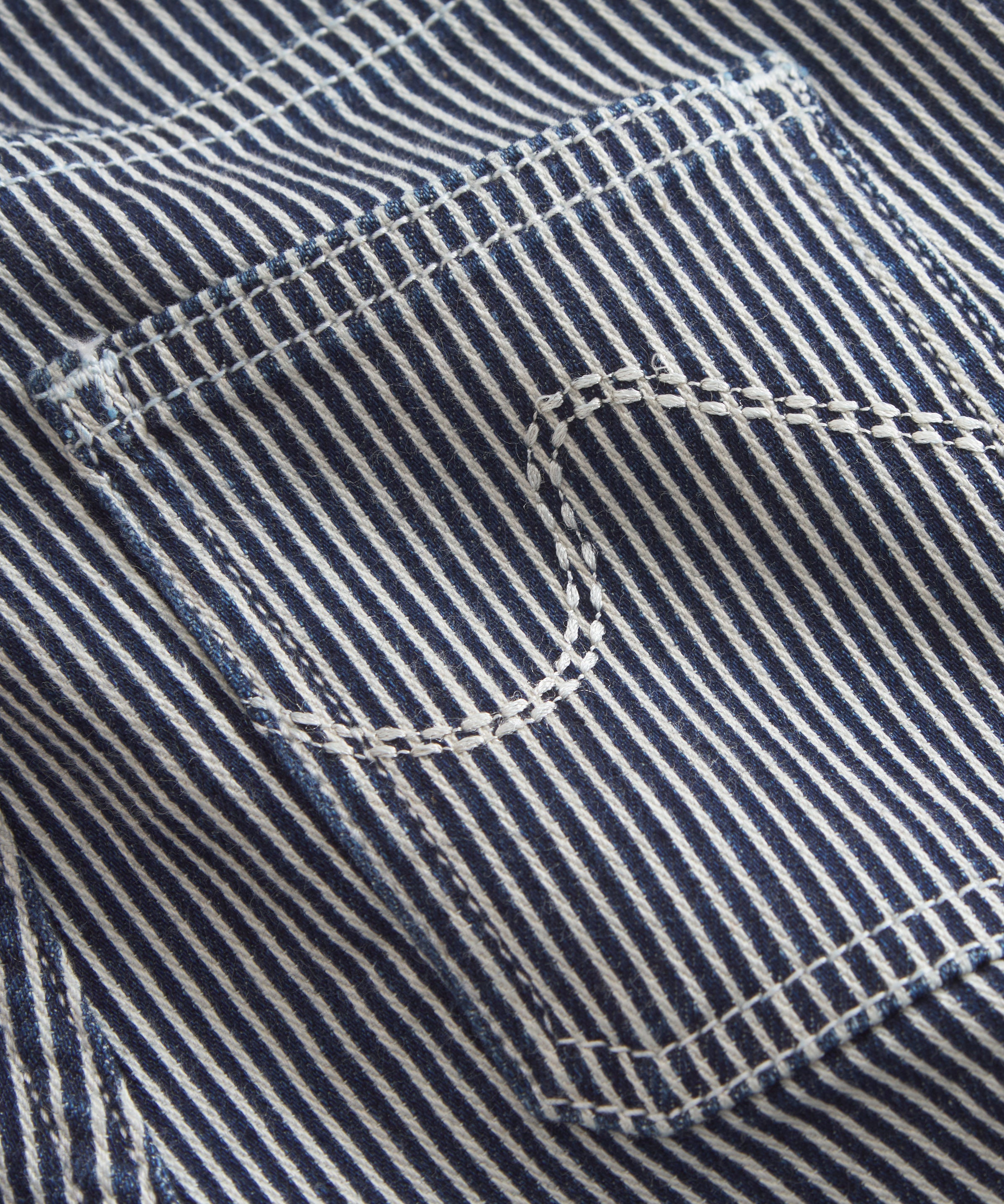 Pantalon enfant en denim rayé bleu et blanc, forme légèrement ballon avec poches italiennes