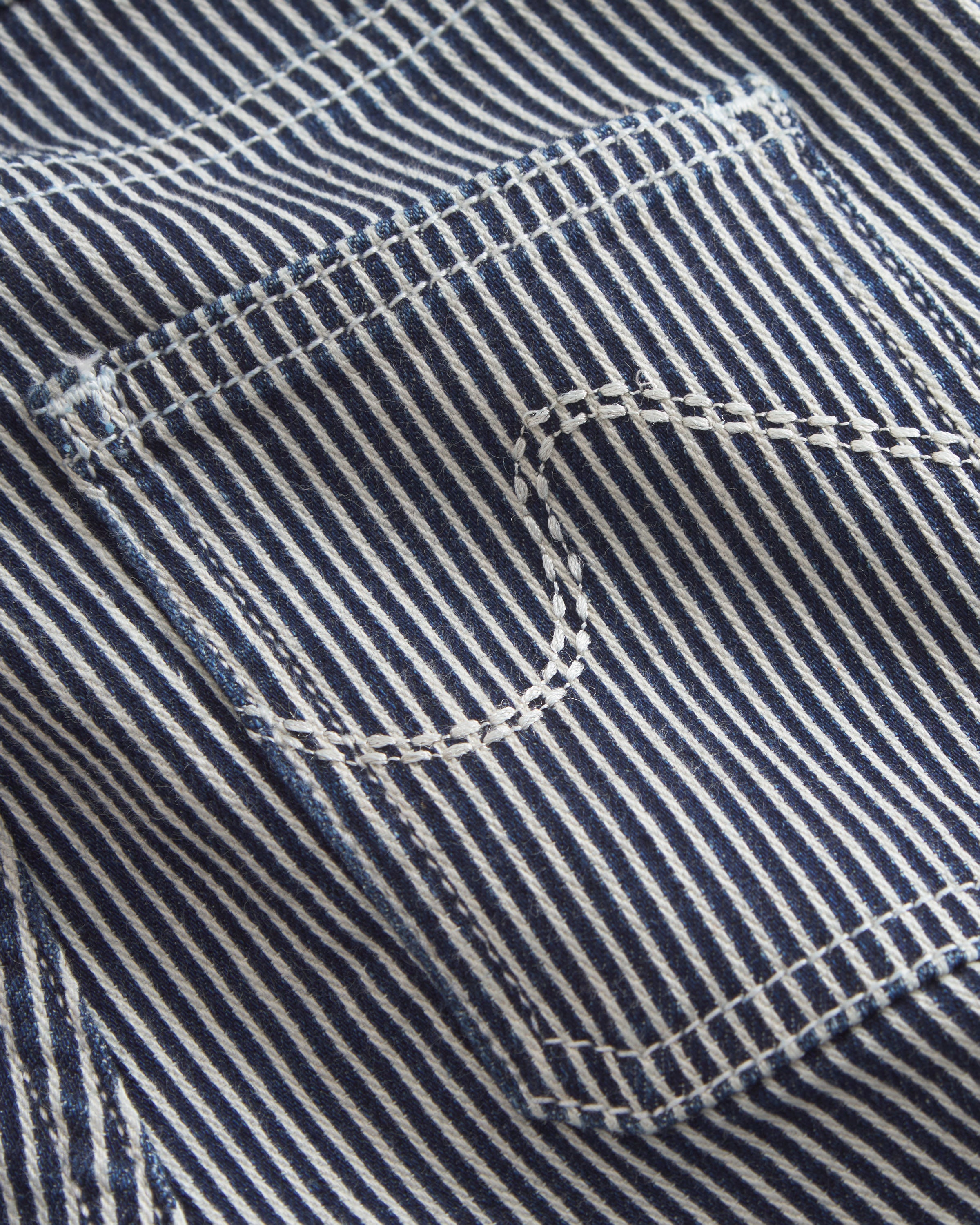 Pantalon enfant en denim rayé bleu et blanc, forme légèrement ballon avec poches italiennes